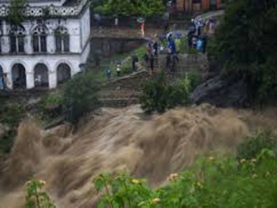 नेपाल में लैंडस्लाइड के बाद तबाही, यात्रियों से भरी 2 बस नदी में गिरी, 63 यात्री लापता
